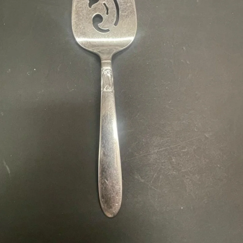 International Silver Stainless Steel Pierced Pie Cake Server Scroll Flower PB1‎